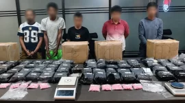 Direktorat Tindak Pidana Narkoba (Dittipidnarkoba) Bareskrim Polri menunjukkan lima tersangka dalam kasus peredaran gelap 86,3 kilogram sabu dan 5.171 butir pil ekstasi jaringan narkoba Riau-Sumatera Selatan (Foto: Humas Polri)