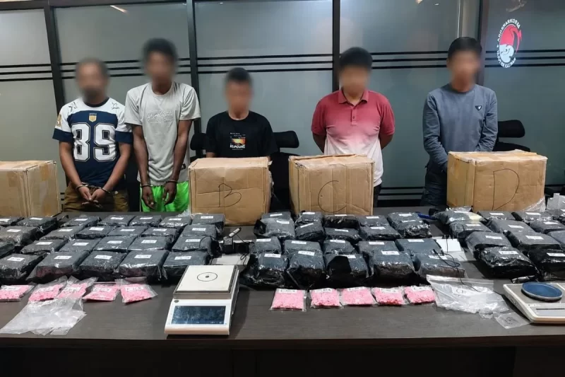 Direktorat Tindak Pidana Narkoba (Dittipidnarkoba) Bareskrim Polri menunjukkan lima tersangka dalam kasus peredaran gelap 86,3 kilogram sabu dan 5.171 butir pil ekstasi jaringan narkoba Riau-Sumatera Selatan (Foto: Humas Polri)