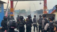 Aparat gabungan menggerebek Kampung Bahari, Tanjung Priok, Jakarta Utara. Pada 13 Agustus 2026,