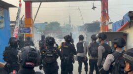 Aparat gabungan menggerebek Kampung Bahari, Tanjung Priok, Jakarta Utara. Pada 13 Agustus 2026,