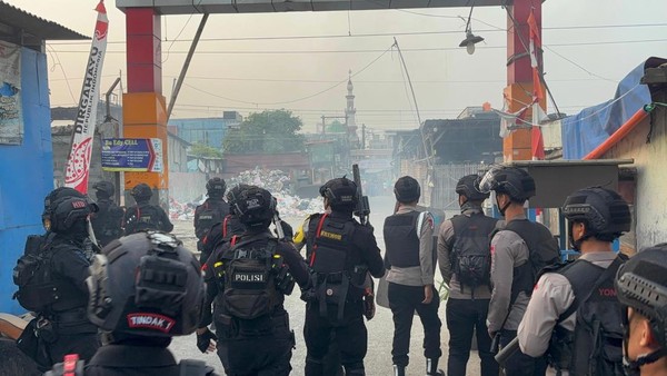Aparat gabungan menggerebek Kampung Bahari, Tanjung Priok, Jakarta Utara. Pada 13 Agustus 2026,