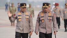 Kapolri Jenderal Listyo Sigit Prabowo bersama Kapolda Riau Irjen Herry Heryawan (Foto: VOI)