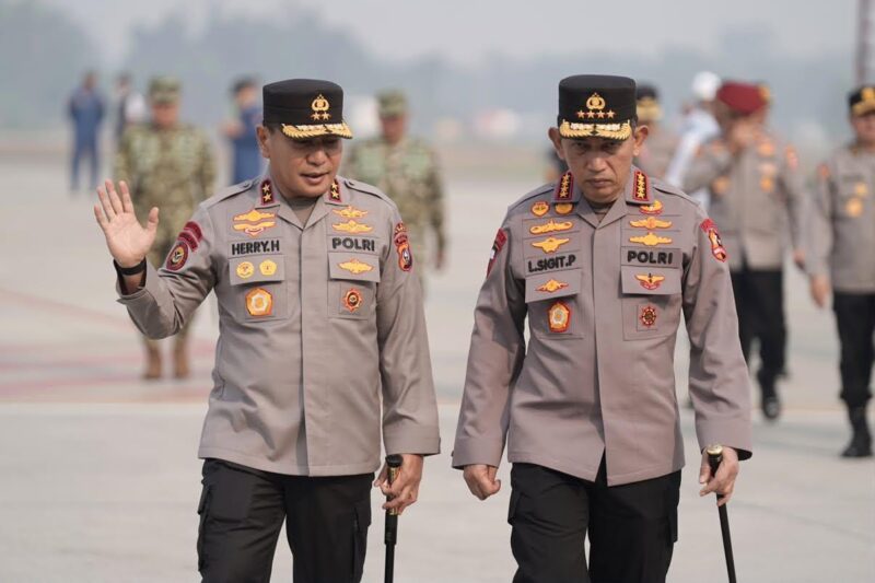 Kapolri Jenderal Listyo Sigit Prabowo bersama Kapolda Riau Irjen Herry Heryawan (Foto: VOI)
