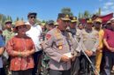 Kapolri Jenderal Listyo Sigit Prabowo bersama Ketua Komisi IV DPR Siti Hediati Hariyadi (Titiek Soeharto) meninjau warga terdampak gempa di Nusa Tenggara Timur (NTT), Selasa (18/8/2026). (Foto: Istimewa)