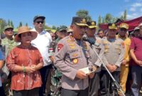 Kapolri Jenderal Listyo Sigit Prabowo bersama Ketua Komisi IV DPR Siti Hediati Hariyadi (Titiek Soeharto) meninjau warga terdampak gempa di Nusa Tenggara Timur (NTT), Selasa (18/8/2026). (Foto: Istimewa)