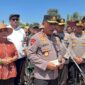 Kapolri Jenderal Listyo Sigit Prabowo bersama Ketua Komisi IV DPR Siti Hediati Hariyadi (Titiek Soeharto) meninjau warga terdampak gempa di Nusa Tenggara Timur (NTT), Selasa (18/8/2026). (Foto: Istimewa)