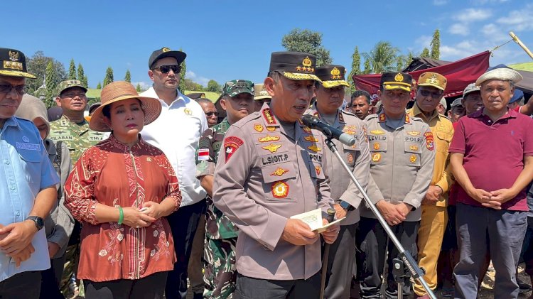 Kapolri Jenderal Listyo Sigit Prabowo bersama Ketua Komisi IV DPR Siti Hediati Hariyadi (Titiek Soeharto) meninjau warga terdampak gempa di Nusa Tenggara Timur (NTT), Selasa (18/8/2026). (Foto: Istimewa)