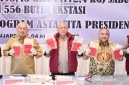 Kapolda Kalsel Irjen Pol Dr. Rosyanto Yudha Hermawan bersama Gubernur Kalsel H Muhidin dan anggota Komisi III DPR RI Habib Aboe Bakar Alhabsyi menunjukkan barang bukti narkotika yang disita. (ANTARA)