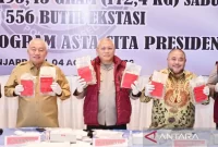 Kapolda Kalsel Irjen Pol Dr. Rosyanto Yudha Hermawan bersama Gubernur Kalsel H Muhidin dan anggota Komisi III DPR RI Habib Aboe Bakar Alhabsyi menunjukkan barang bukti narkotika yang disita. (ANTARA)
