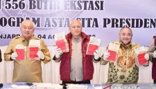 Kapolda Kalsel Irjen Pol Dr. Rosyanto Yudha Hermawan bersama Gubernur Kalsel H Muhidin dan anggota Komisi III DPR RI Habib Aboe Bakar Alhabsyi menunjukkan barang bukti narkotika yang disita. (ANTARA)