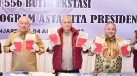 Kapolda Kalsel Irjen Pol Dr. Rosyanto Yudha Hermawan bersama Gubernur Kalsel H Muhidin dan anggota Komisi III DPR RI Habib Aboe Bakar Alhabsyi menunjukkan barang bukti narkotika yang disita. (ANTARA)