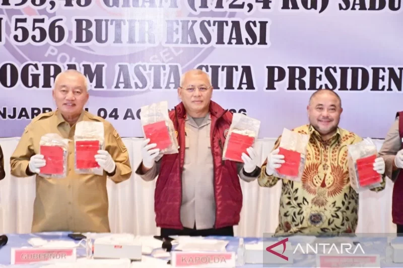 Kapolda Kalsel Irjen Pol Dr. Rosyanto Yudha Hermawan bersama Gubernur Kalsel H Muhidin dan anggota Komisi III DPR RI Habib Aboe Bakar Alhabsyi menunjukkan barang bukti narkotika yang disita. (ANTARA)