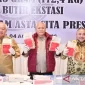 Kapolda Kalsel Irjen Pol Dr. Rosyanto Yudha Hermawan bersama Gubernur Kalsel H Muhidin dan anggota Komisi III DPR RI Habib Aboe Bakar Alhabsyi menunjukkan barang bukti narkotika yang disita. (ANTARA)