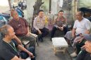 Kapolsek Tambora AKP Wahyu Hidayat didampingi oleh personel Polsek Tambora, Bhabinkamtibmas Kelurahan Tanah Sereal Aiptu M. Aziz, berdialog dengan Ketua RW 12 dan warga setempat. (Humas PMJ)