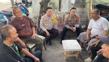 Kapolsek Tambora AKP Wahyu Hidayat didampingi oleh personel Polsek Tambora, Bhabinkamtibmas Kelurahan Tanah Sereal Aiptu M. Aziz, berdialog dengan Ketua RW 12 dan warga setempat. (Humas PMJ)
