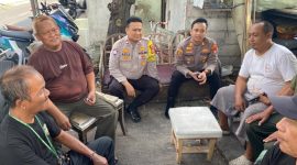 Kapolsek Tambora AKP Wahyu Hidayat didampingi oleh personel Polsek Tambora, Bhabinkamtibmas Kelurahan Tanah Sereal Aiptu M. Aziz, berdialog dengan Ketua RW 12 dan warga setempat. (Humas PMJ)