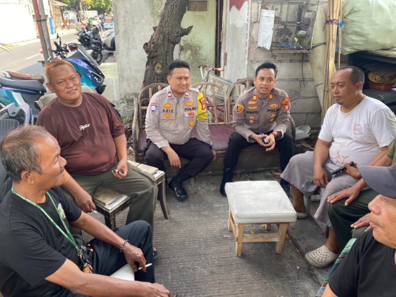 Kapolsek Tambora AKP Wahyu Hidayat didampingi oleh personel Polsek Tambora, Bhabinkamtibmas Kelurahan Tanah Sereal Aiptu M. Aziz, berdialog dengan Ketua RW 12 dan warga setempat. (Humas PMJ)