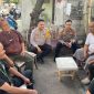 Kapolsek Tambora AKP Wahyu Hidayat didampingi oleh personel Polsek Tambora, Bhabinkamtibmas Kelurahan Tanah Sereal Aiptu M. Aziz, berdialog dengan Ketua RW 12 dan warga setempat. (Humas PMJ)