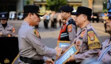 Kapolda Metro Jaya Komjen Pol. Asep Edi Suheri mengganjar tiga anak buahnya dengan penghargaan atas kepeduliannya membantu masyarakat yang memerlukan pertolongan. Pemberian penghargaan dilakukan pada Apel Pamen Satker Polda Metro Jaya di Lapangan Depan Gedung Ditreskrimsus Polda Metro Jaya, Rabu (23/9/2026). (Istimewa)