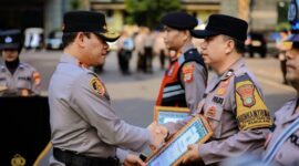 Kapolda Metro Jaya Komjen Pol. Asep Edi Suheri mengganjar tiga anak buahnya dengan penghargaan atas kepeduliannya membantu masyarakat yang memerlukan pertolongan. Pemberian penghargaan dilakukan pada Apel Pamen Satker Polda Metro Jaya di Lapangan Depan Gedung Ditreskrimsus Polda Metro Jaya, Rabu (23/9/2026). (Istimewa)