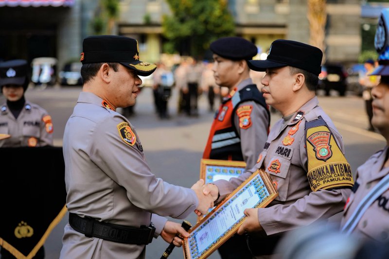 Kapolda Metro Jaya Komjen Pol. Asep Edi Suheri mengganjar tiga anak buahnya dengan penghargaan atas kepeduliannya membantu masyarakat yang memerlukan pertolongan. Pemberian penghargaan dilakukan pada Apel Pamen Satker Polda Metro Jaya di Lapangan Depan Gedung Ditreskrimsus Polda Metro Jaya, Rabu (23/9/2026). (Istimewa)