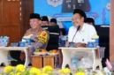 Kapolri Jenderal Polisi Listyo Sigit Prabowo (kiri) dan K.H. Ahmad Bahauddin Nursalim atau Gus Baha saat menghadiri acara 
