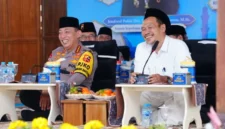 Kapolri Jenderal Polisi Listyo Sigit Prabowo (kiri) dan K.H. Ahmad Bahauddin Nursalim atau Gus Baha saat menghadiri acara