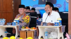 Kapolri Jenderal Polisi Listyo Sigit Prabowo (kiri) dan K.H. Ahmad Bahauddin Nursalim atau Gus Baha saat menghadiri acara 