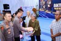 Kapolda Metro Jaya Komjen Pol Dadang Hartanto menyerahkan 1.000 paket sembako kepada warga Kampung Ambon, Sabtu (24/10/2026) (Humas PMJ)