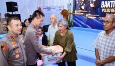 Kapolda Metro Jaya Komjen Pol Dadang Hartanto menyerahkan 1.000 paket sembako kepada warga Kampung Ambon, Sabtu (24/10/2026) (Humas PMJ)