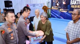 Kapolda Metro Jaya Komjen Pol Dadang Hartanto menyerahkan 1.000 paket sembako kepada warga Kampung Ambon, Sabtu (24/10/2026) (Humas PMJ)