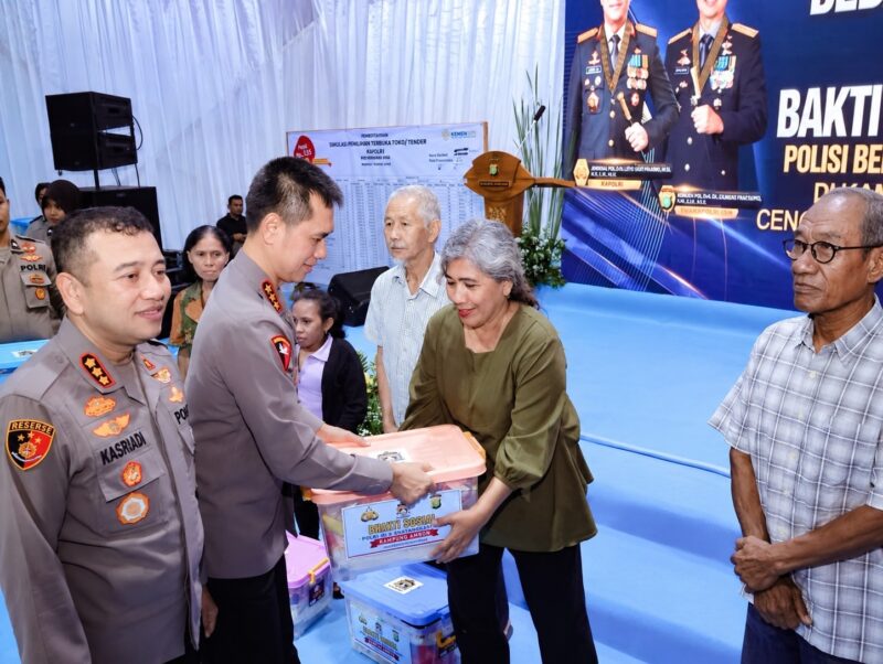 Kapolda Metro Jaya Komjen Pol Dadang Hartanto menyerahkan 1.000 paket sembako kepada warga Kampung Ambon, Sabtu (24/10/2026) (Humas PMJ)