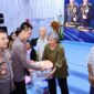 Kapolda Metro Jaya Komjen Pol Dadang Hartanto menyerahkan 1.000 paket sembako kepada warga Kampung Ambon, Sabtu (24/10/2026) (Humas PMJ)