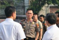 MENINJAU: Kapolda Metro Jaya Komjen Dadang Hartanto didampingi Direktur Reserse Narkoba Polda Metro Jaya Kombes Pol. Bismo Teguh Prakoso serta Kapolres Metro Jakarta Utara Kombes Pol. Adhe Hariadi, serta Kapolsek Tanjung Priok Kompol R. Sigit meninjau kawasan A5, Kampung Muara Bahari, Kecamatan Tanjung Priok, Jakarta Utara, Senin (12/10/2026). (Foto: KM)
