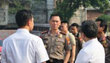MENINJAU: Kapolda Metro Jaya Komjen Dadang Hartanto didampingi Direktur Reserse Narkoba Polda Metro Jaya Kombes Pol. Bismo Teguh Prakoso serta Kapolres Metro Jakarta Utara Kombes Pol. Adhe Hariadi, serta Kapolsek Tanjung Priok Kompol R. Sigit meninjau kawasan A5, Kampung Muara Bahari, Kecamatan Tanjung Priok, Jakarta Utara, Senin (12/10/2026). (Foto: KM)