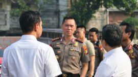 MENINJAU: Kapolda Metro Jaya Komjen Dadang Hartanto didampingi Direktur Reserse Narkoba Polda Metro Jaya Kombes Pol. Bismo Teguh Prakoso serta Kapolres Metro Jakarta Utara Kombes Pol. Adhe Hariadi, serta Kapolsek Tanjung Priok Kompol R. Sigit meninjau kawasan A5, Kampung Muara Bahari, Kecamatan Tanjung Priok, Jakarta Utara, Senin (12/10/2026). (Foto: KM)
