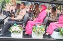 Kapolda Metro Jaya Komjen Pol Dadang Hartanto duduk berdampingan dengan istrinya.(Foto: Butan)