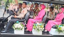 Kapolda Metro Jaya Komjen Pol Dadang Hartanto duduk berdampingan dengan istrinya.(Foto: Butan)