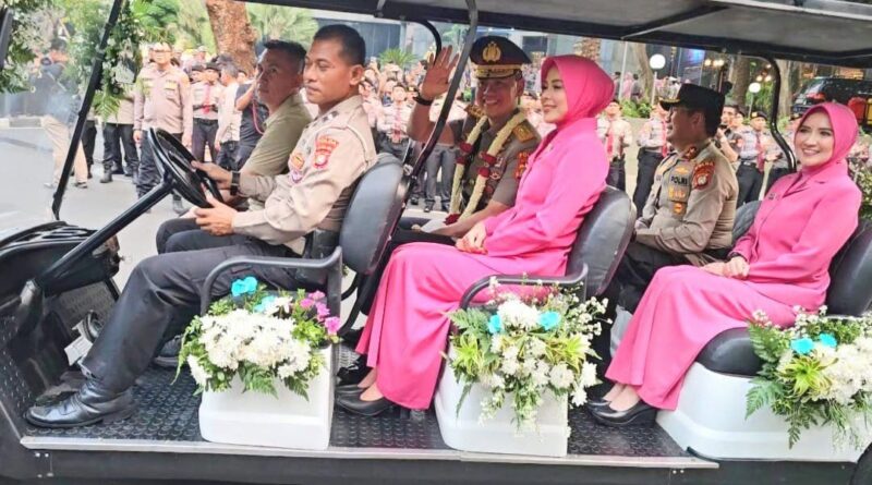 Kapolda Metro Jaya Komjen Pol Dadang Hartanto duduk berdampingan dengan istrinya.(Foto: Butan)