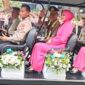 Kapolda Metro Jaya Komjen Pol Dadang Hartanto duduk berdampingan dengan istrinya.(Foto: Butan)