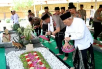 TABUR BUNGA: Kapolri Jenderal Polisi Suyudi Ario Seto (kedua kanan) bersama Ketua Umum Pengurus Besar Nahdlatul Ulama (PBNU) KH Abdul Hakim Mahfudz atau Gus Kikin (kanan) melakukan tabur bunga di atas makam Presiden ke-4 KH Abdurrahman Wahid atau Gus Dur di Pondok Pesantren Tebuireng, Kabupaten Jombang, Jawa Timur, Sabtu (17/10/2026).