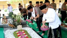 TABUR BUNGA: Kapolri Jenderal Polisi Suyudi Ario Seto (kedua kanan) bersama Ketua Umum Pengurus Besar Nahdlatul Ulama (PBNU) KH Abdul Hakim Mahfudz atau Gus Kikin (kanan) melakukan tabur bunga di atas makam Presiden ke-4 KH Abdurrahman Wahid atau Gus Dur di Pondok Pesantren Tebuireng, Kabupaten Jombang, Jawa Timur, Sabtu (17/10/2026).