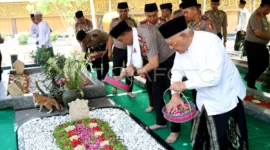 TABUR BUNGA: Kapolri Jenderal Polisi Suyudi Ario Seto (kedua kanan) bersama Ketua Umum Pengurus Besar Nahdlatul Ulama (PBNU) KH Abdul Hakim Mahfudz atau Gus Kikin (kanan) melakukan tabur bunga di atas makam Presiden ke-4 KH Abdurrahman Wahid atau Gus Dur di Pondok Pesantren Tebuireng, Kabupaten Jombang, Jawa Timur, Sabtu (17/10/2026).
