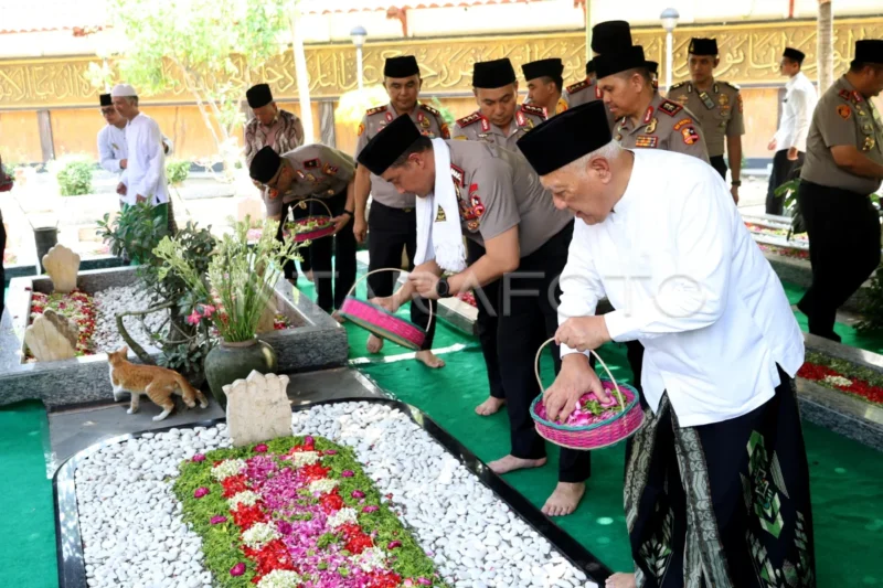 TABUR BUNGA: Kapolri Jenderal Polisi Suyudi Ario Seto (kedua kanan) bersama Ketua Umum Pengurus Besar Nahdlatul Ulama (PBNU) KH Abdul Hakim Mahfudz atau Gus Kikin (kanan) melakukan tabur bunga di atas makam Presiden ke-4 KH Abdurrahman Wahid atau Gus Dur di Pondok Pesantren Tebuireng, Kabupaten Jombang, Jawa Timur, Sabtu (17/10/2026).