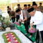TABUR BUNGA: Kapolri Jenderal Polisi Suyudi Ario Seto (kedua kanan) bersama Ketua Umum Pengurus Besar Nahdlatul Ulama (PBNU) KH Abdul Hakim Mahfudz atau Gus Kikin (kanan) melakukan tabur bunga di atas makam Presiden ke-4 KH Abdurrahman Wahid atau Gus Dur di Pondok Pesantren Tebuireng, Kabupaten Jombang, Jawa Timur, Sabtu (17/10/2026).