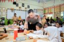 DIALOG: Kapolda Metro Jaya Komjen Pol. Dadang Hartanto berdialog dengan siswa-siswi SDN Gunung 01, Kebayoran Baru, Jakarta Selatan. (stimewa)