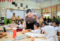 DIALOG: Kapolda Metro Jaya Komjen Pol. Dadang Hartanto berdialog dengan siswa-siswi SDN Gunung 01, Kebayoran Baru, Jakarta Selatan. (stimewa)