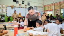 DIALOG: Kapolda Metro Jaya Komjen Pol. Dadang Hartanto berdialog dengan siswa-siswi SDN Gunung 01, Kebayoran Baru, Jakarta Selatan. (stimewa)