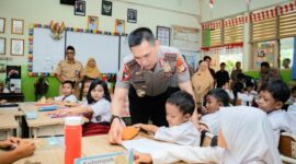 DIALOG: Kapolda Metro Jaya Komjen Pol. Dadang Hartanto berdialog dengan siswa-siswi SDN Gunung 01, Kebayoran Baru, Jakarta Selatan. (stimewa)
