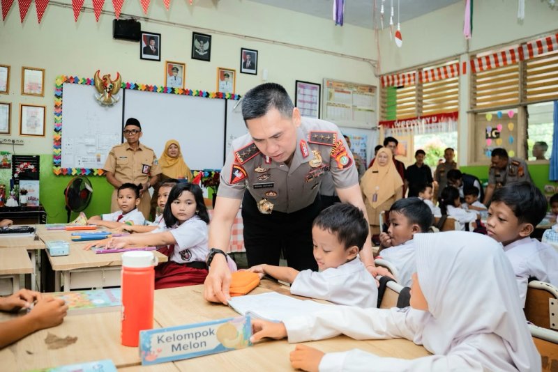 DIALOG: Kapolda Metro Jaya Komjen Pol. Dadang Hartanto berdialog dengan siswa-siswi SDN Gunung 01, Kebayoran Baru, Jakarta Selatan. (stimewa)